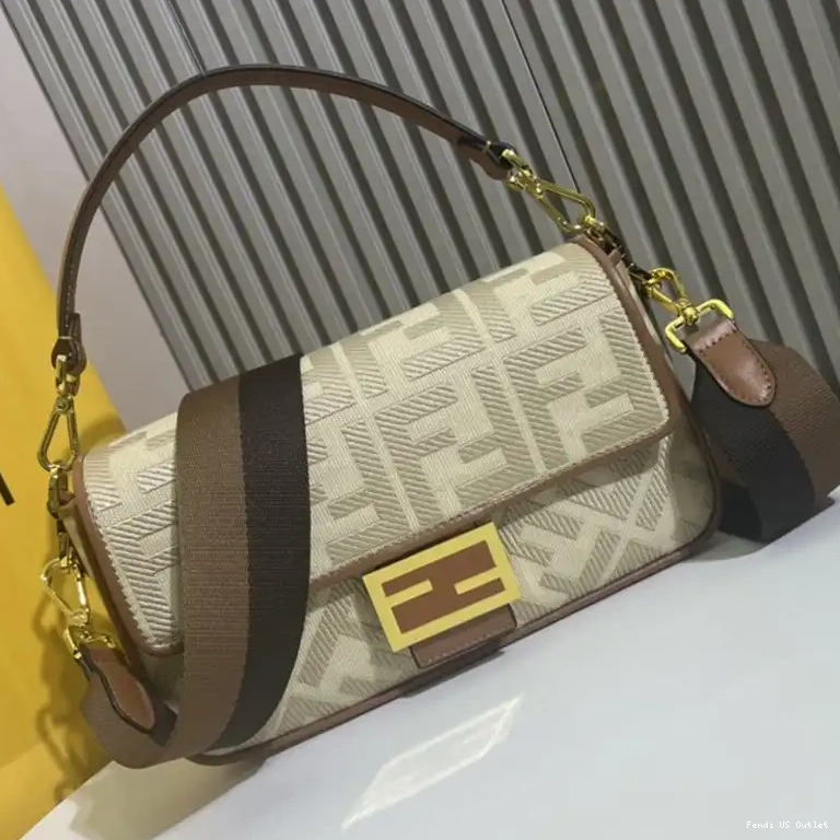 Vintage HOT Fendi In Canvas Bag Motif Medium FF Baguette Beige 0517
